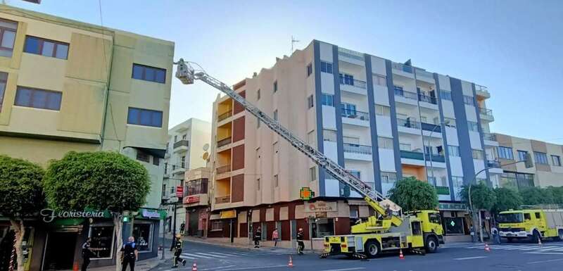 Momento de la actuación de los bomberos/Telde-ojeando.